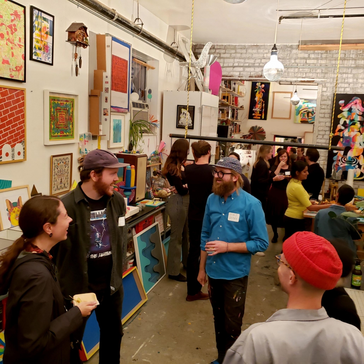 Mike Perry chats with MFA director Ellen Mueller and graduate students