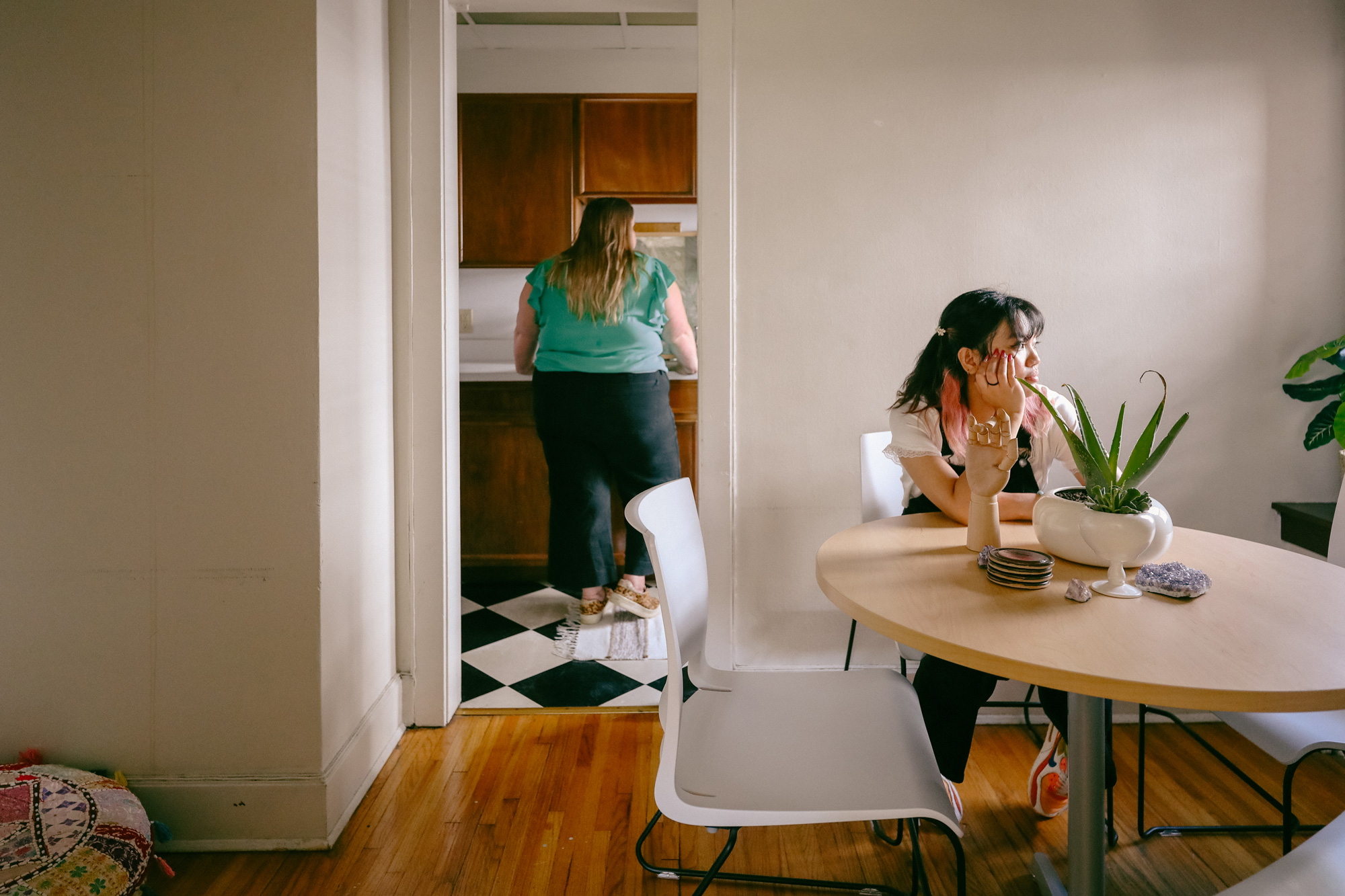 Students in the dining area and kitchen of a 2550 apartment