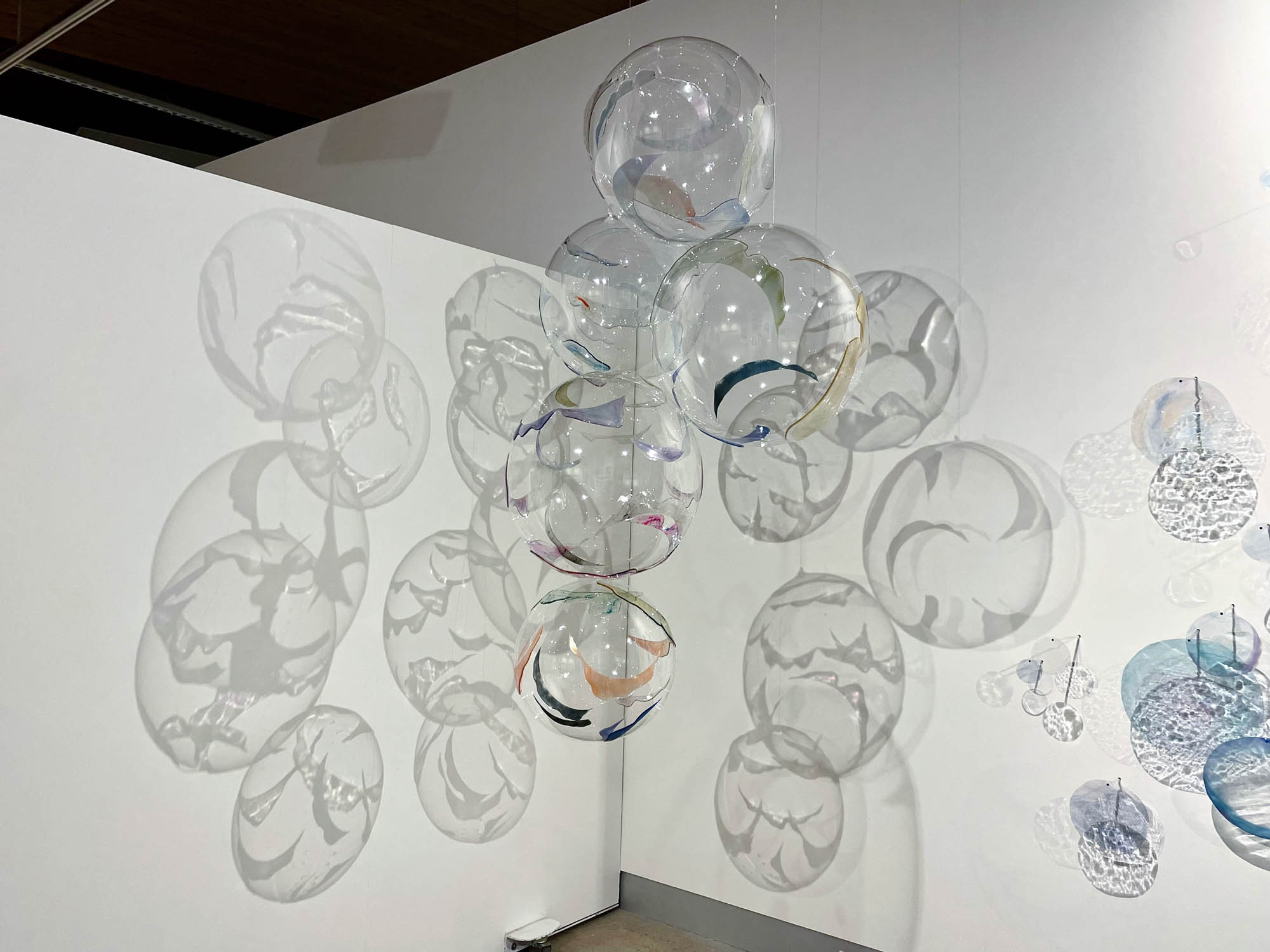 Bubble, an installation made of epoxy and balloons