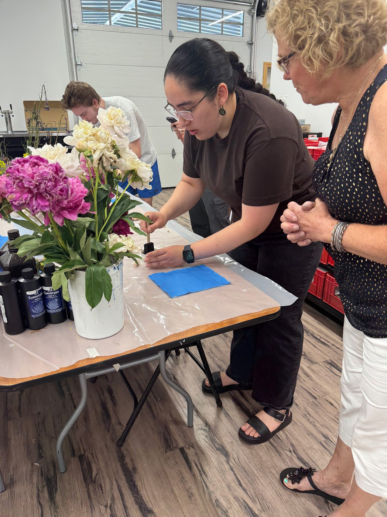 DeAnda leading a workshop at Art in Motion