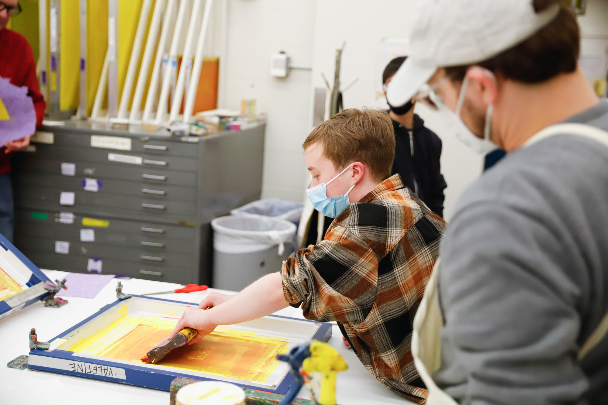 People screenprinting