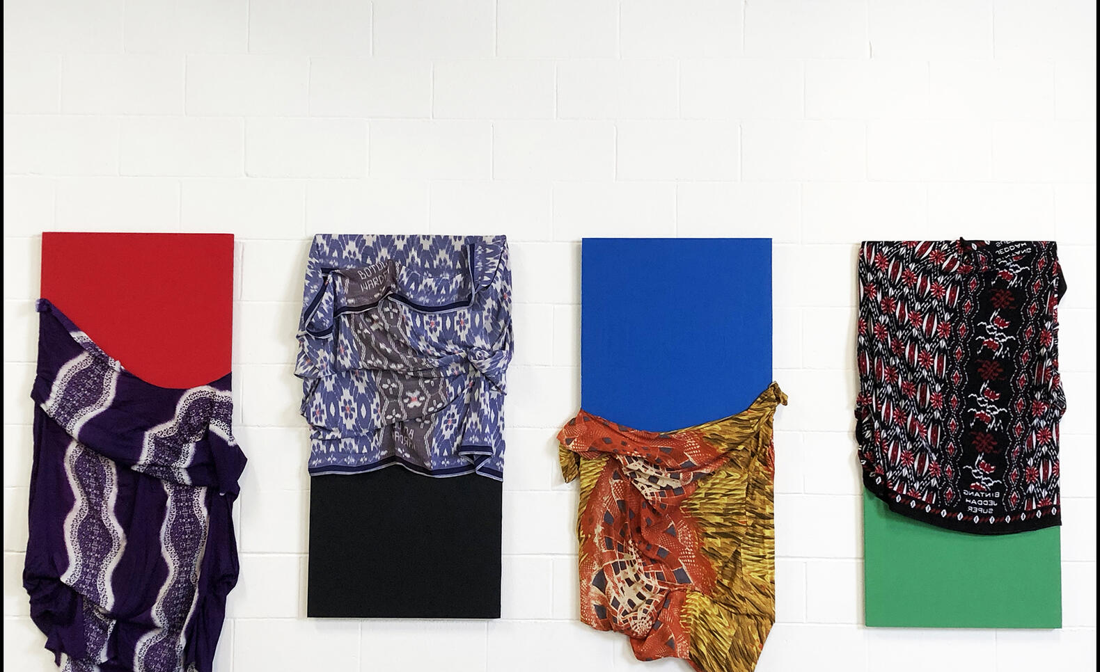 Talantaalis (Duet), 2019, canvas and fabrics, installation shot ; Kaamil A. Haider