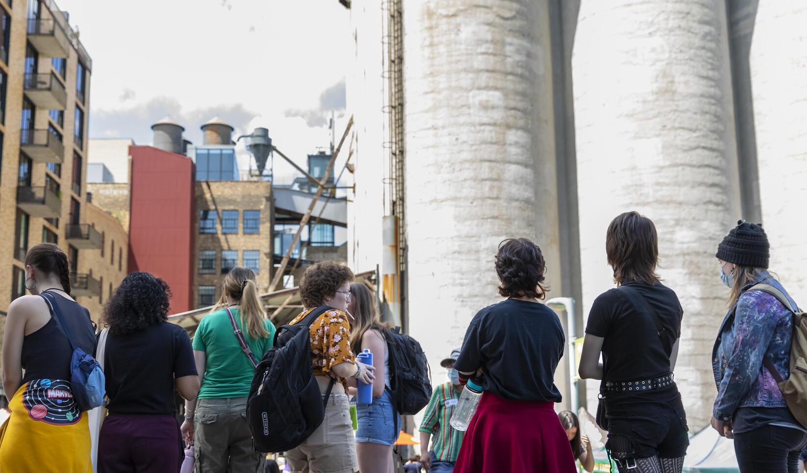 Engaged and Public Arts Minor Hero Image: CE/PCSS photography of a group of students on a field trip