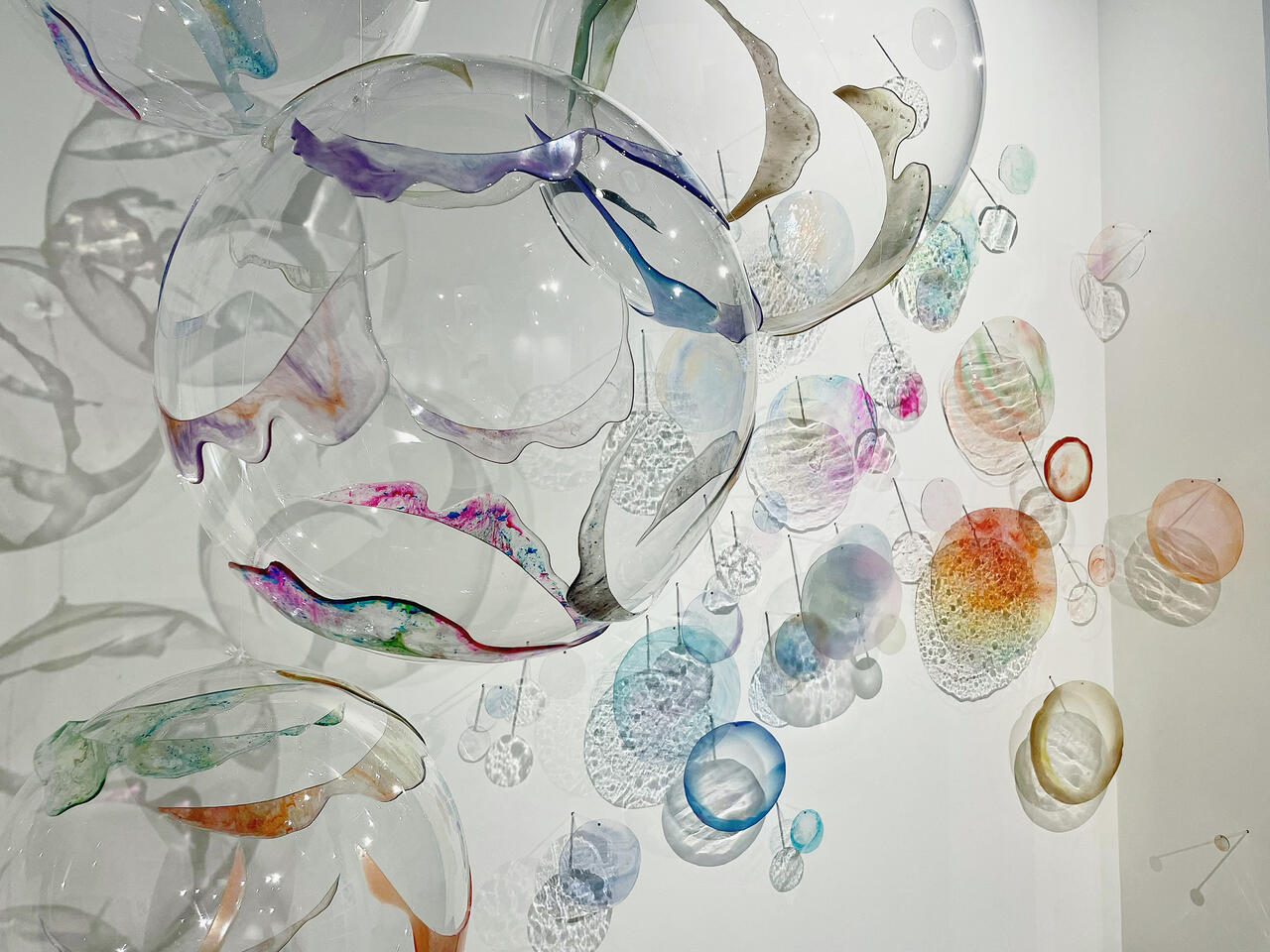 Bubble, a colorful installation made with epoxy resin with balloons